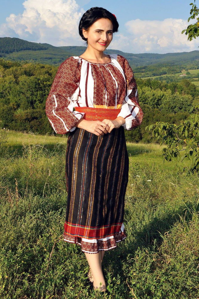 Felicia Gurau este o cantareata de muzica populara din zona moldovei. Avand un repertoriu bogat in muzica moldoveneasca, Felicia abordeaza cu placere si melodii din zona banatului, muzica de petrecere, muzica greceasca, machedoneasca sau tiganeasca. Prezenta sa pe scena este unicata datorita experientei sale teatrale, Felicia mentinand publicul activ cu usurinta pe toata durata programului muzical.