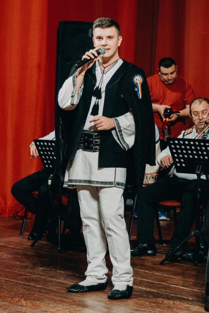 Sebi David este un tânăr interpret de muzică populară din zona Argeș - Mușcel. Interpret de folclor muntenesc și cu un repertoriu vast, Sebi cucerește publicul prin glasul și timbru său aparte, dar și prin portul tradițional muntenesc. Genuri muzicale: Repertoriu propriu, Muzică populară din Muntenia, Muzică de petrecere.