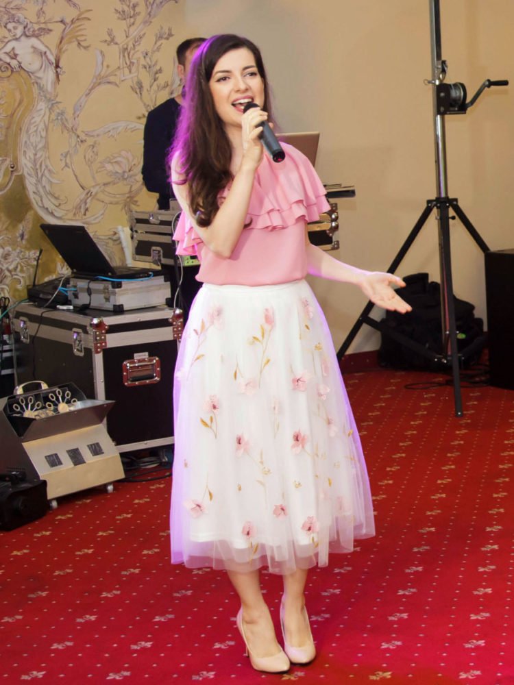 Ella poate canta Muzica Usoara Romaneasca si Internationala, Muzica Populara si multe altele in Bucuresti sau in restul tarii.