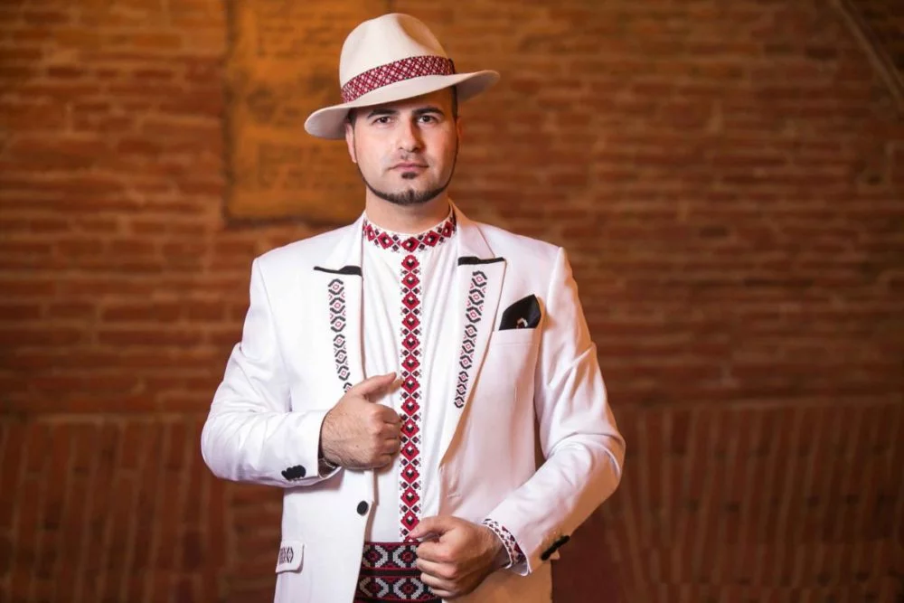 Daniel Trifu poate canta Muzica Populara, Lautareasca Veche, Hore, Sarbe, Ardeleneasca, Vals, Tango si multe altele in Bucuresti sau in restul tarii.